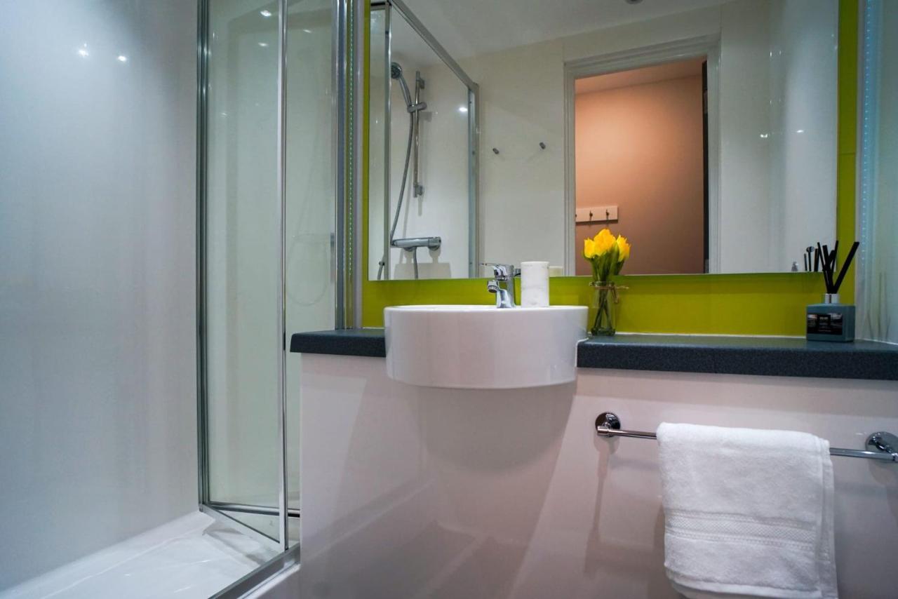 1 Bedroom Apartments, Studios And Ensuite Bedrooms With Shared Kitchen At Centro House In スターリング エクステリア 写真